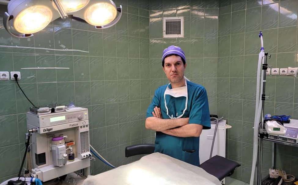 دکتر افشین فتحی در اتاق عمل