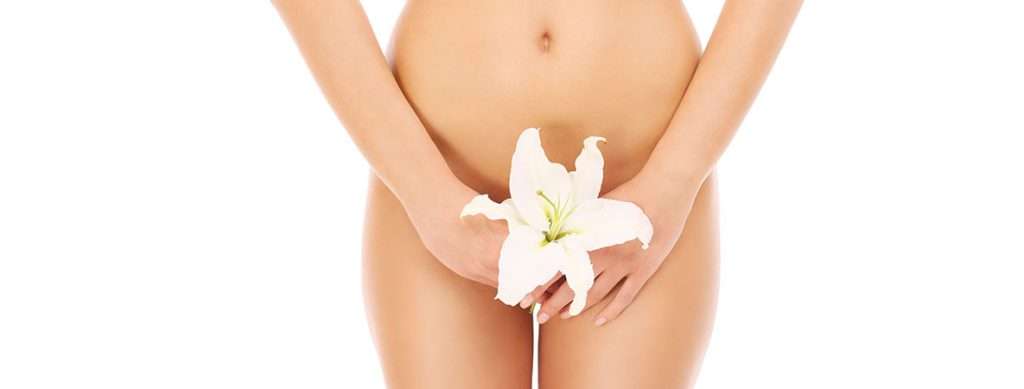 بدن زن با یک گل در دست جلوی ناحیه خصوصی بدن خود