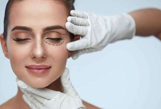 معاینه پلک پیش از بلفاروپلاستی