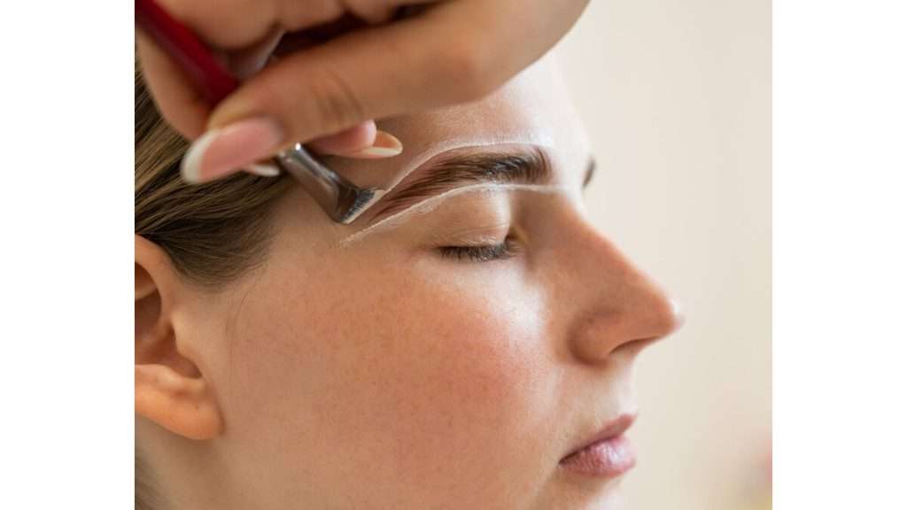 افرادی که ابروهای آنها نامتقارن است افرادی که دارای افتادگی ابرو هستند