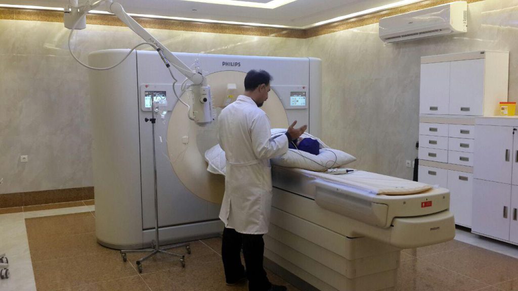 پزشک متخصص که اسکن قلب انجام می دهد