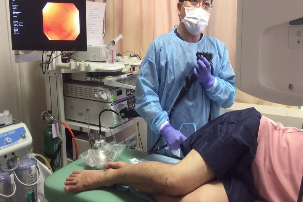 بیماری که کونولوسکوپی انجام می دهد