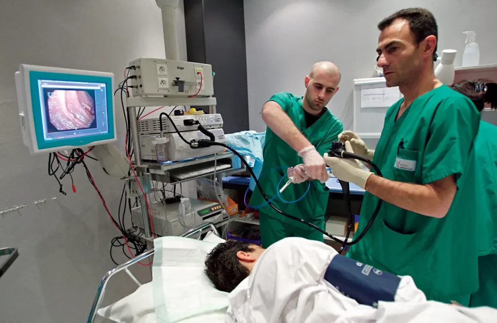 پزشک متخصص در حال انجام کولونوسکوپی می باشد