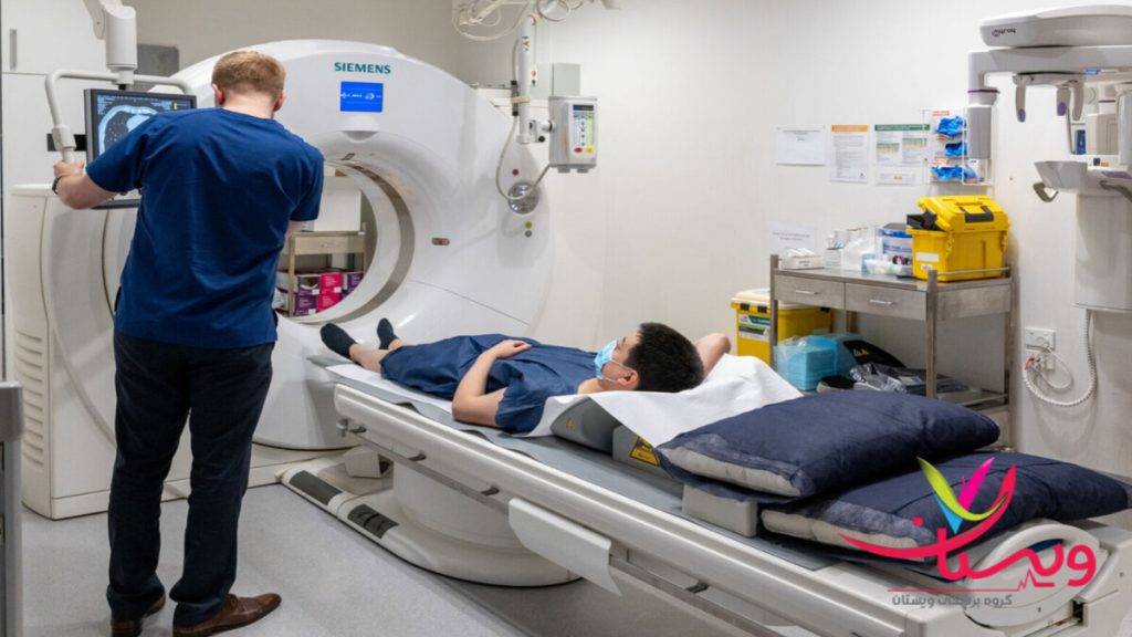 انجام اسکن قلب توسط پزشک پزشک در حال انجام اسکن قلب دو مرحله ای برای بیمار