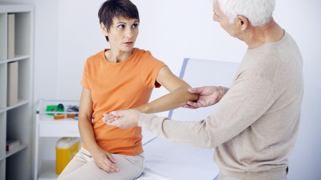 بیماری که دچار تاندونیت شده است