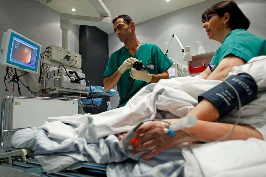 بیماری که دچار التهاب روده است و کولونوسکوپی انجام می دهد بیماری که دچار التهاب روده است و کولونوسکوپی انجام می دهد