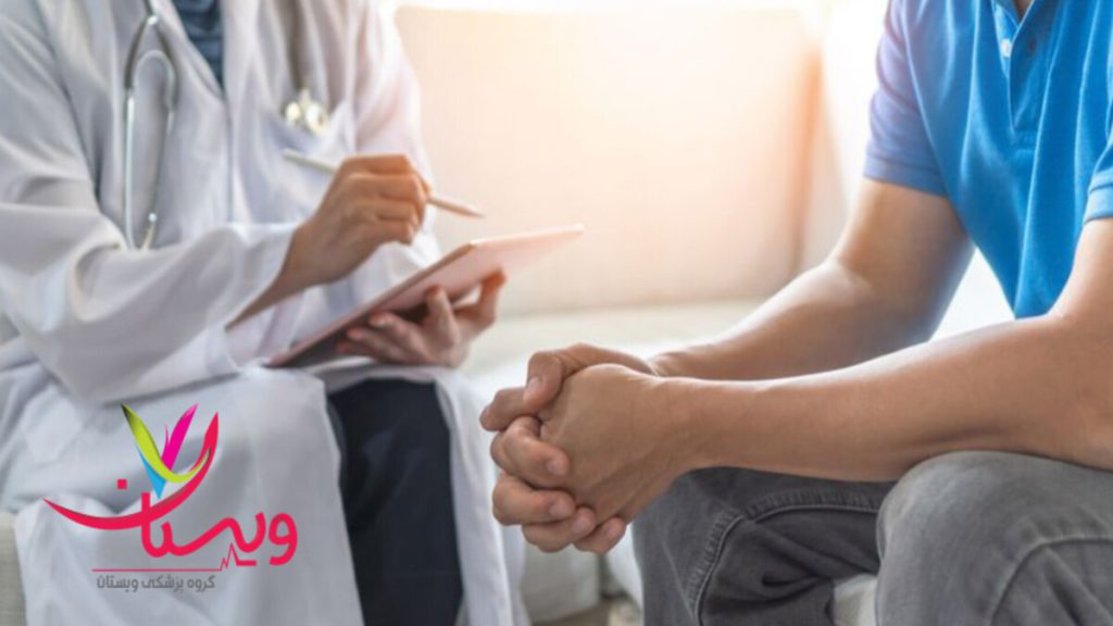 پزشک در حال مشاوره تخصصی با بیمار پزشک متخصص در حال صحبت با بیمار