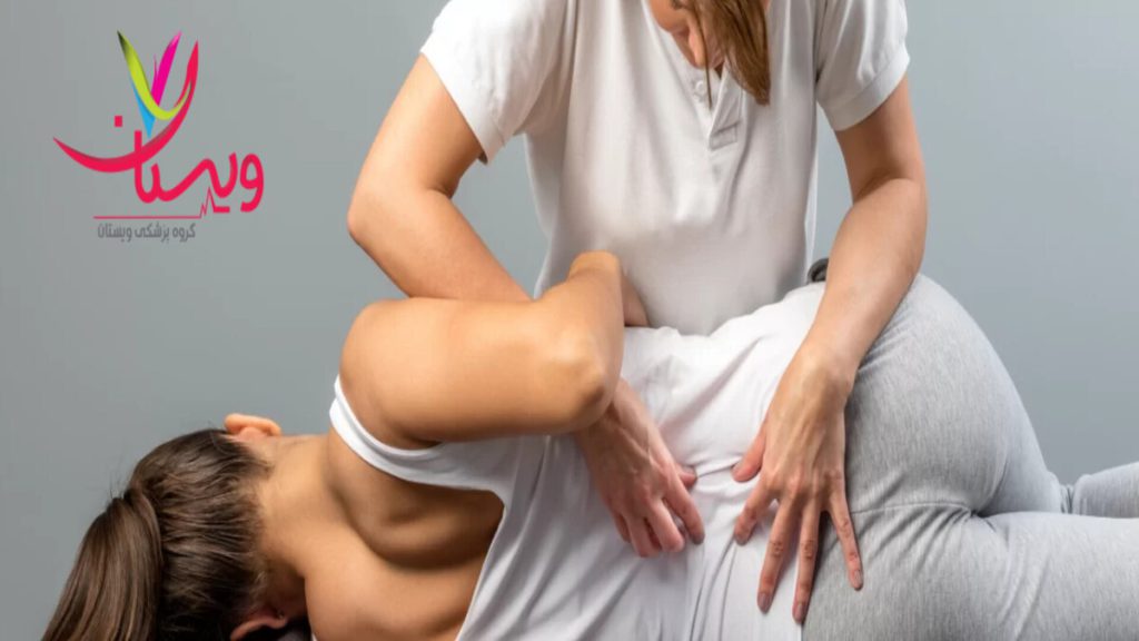 پزشک در حال درمان درد کمر بیمار