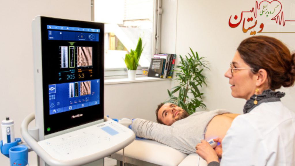 فیبرواسکن کبد یک بیمار در حال انجام فیبرو اسکن کبد توسط پزشک