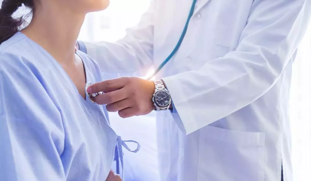 پزشک متخصص قلب در حال بررسی بیمار پزشک متخصص قلب در حال بررسی بیمار