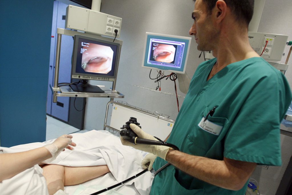 بیماری که برای تشخیص بیماری کولونوسکوپی تشخیصی انجام می دهد بیماری که برای تشخیص بیماری کولونوسکوپی تشخیصی انجام می دهد