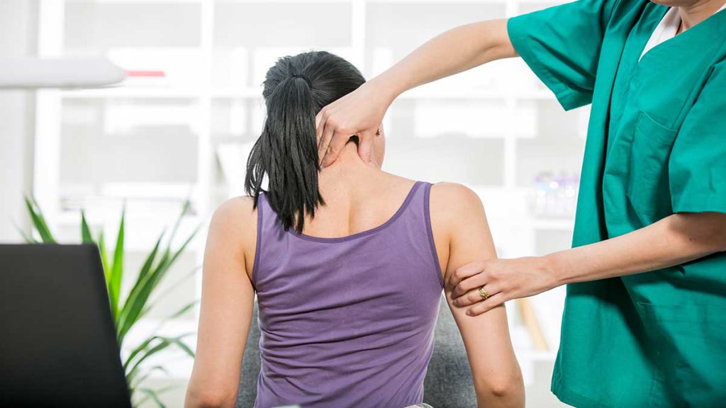 متخصص طب فیزیک در حال معاینه بیمار است