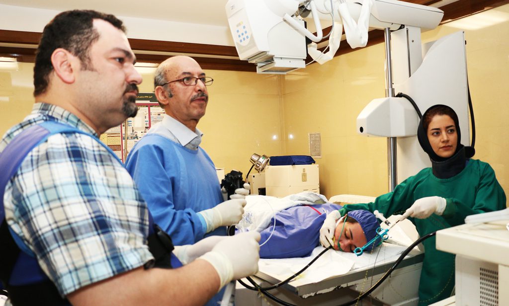 پزشک متخصص که کولونوسکوپی انجام می دهند پزشک متخصص که کولونوسکوپی انجام می دهند