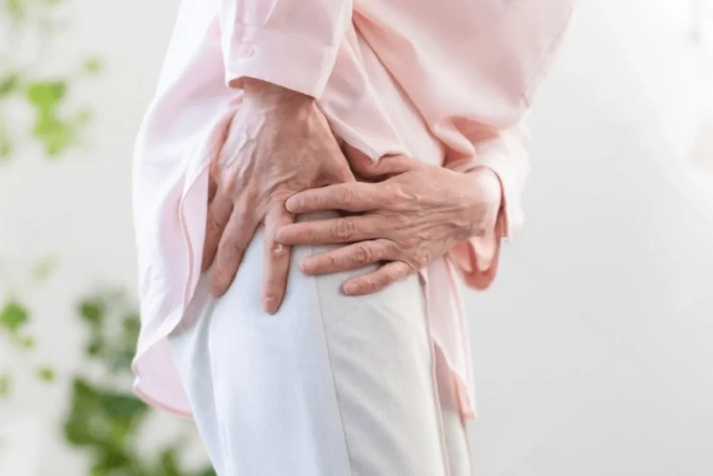 بیماری که دچار گرفتی پای جپ به دلیل سیاتیک است بیماری که دچار گرفتی پای جپ به دلیل سیاتیک است