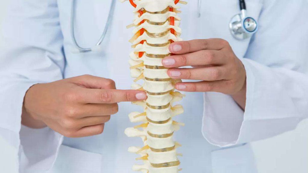 پزشک متخصص در حال بررسی بیمار است