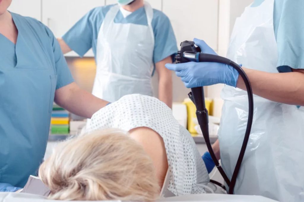 متخصصان برای بررسی بیشتر روده کولونوسکوپی می کنند متخصصان برای بررسی بیشتر روده کولونوسکوپی می کنند