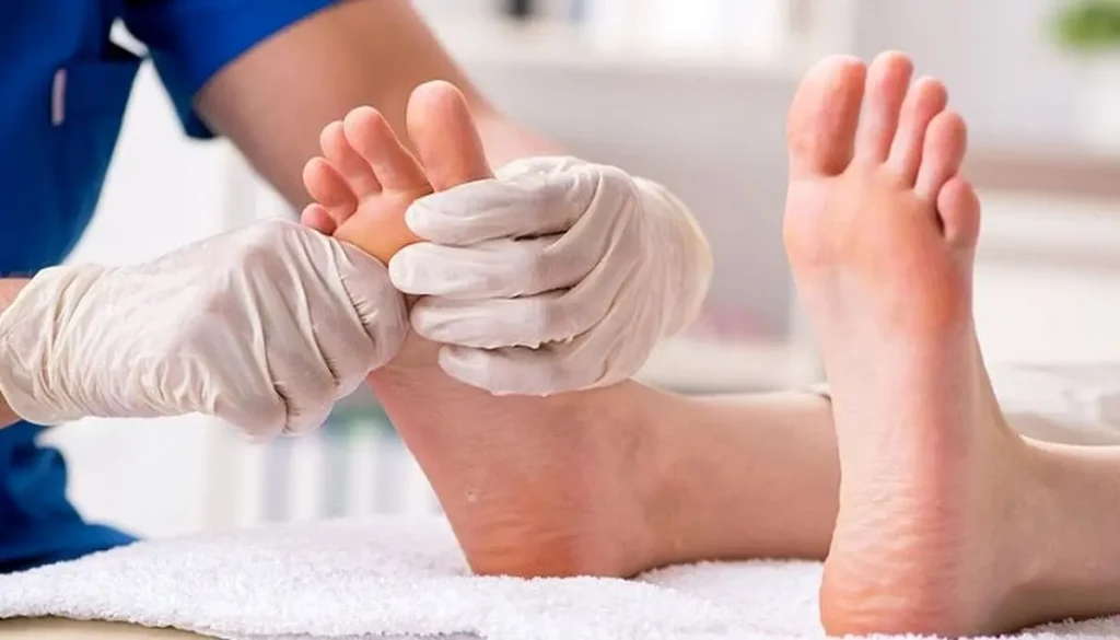 بیماری که برای درمان مچ پا به پزشک متخصص مراجعه کرده است