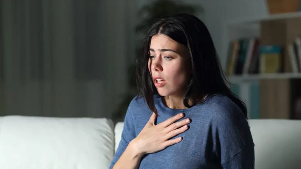 خانمی که بیمار است و دچار حمله پانیک شده است خانمی که بیمار است و دچار حمله پانیک شده است