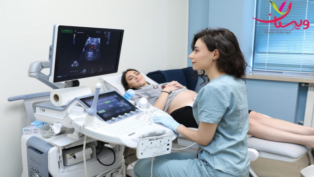معرفی کلینیک های تخصصی در شمال تهران خانم باردار در کلینیک شمال تهران در حال انجام اکو قلب جنین