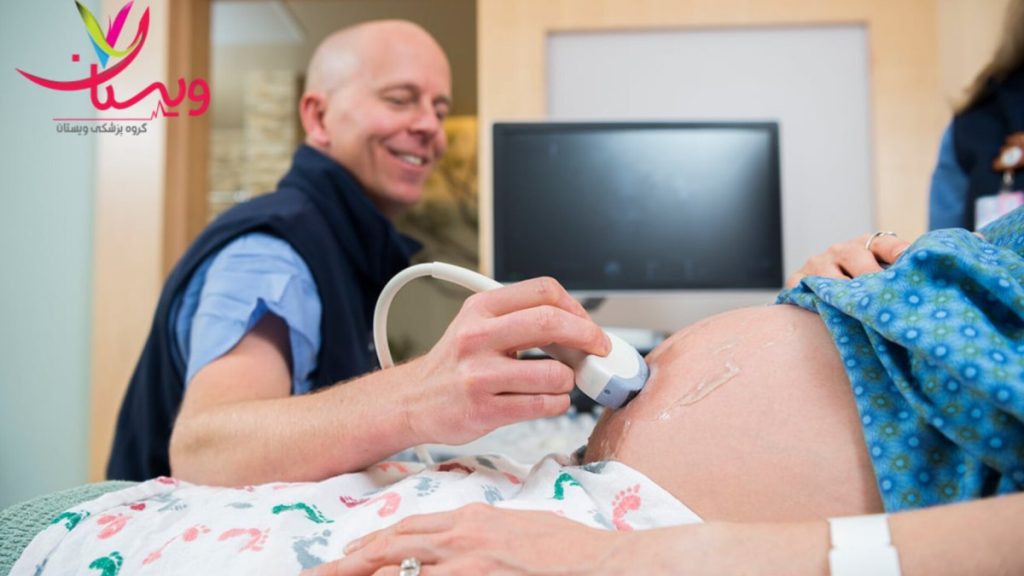 خانم باردار در حال انجام اکوی قلب جنین توسط پزشک متخصص